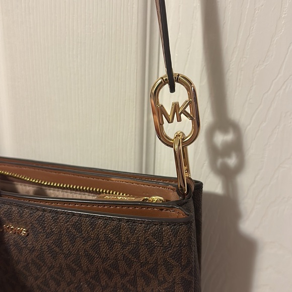 Michael Kors Crossbody ❤️ - Picture 9 of 15